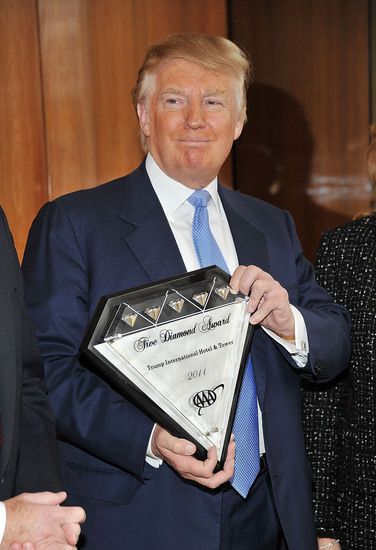 Доналд Тръмп получава награда за Trump Central Park