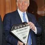 Доналд Тръмп получава награда за Trump Central Park