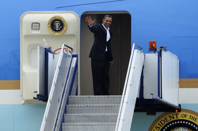 Барак Обама на борда на "Еър форс 1"