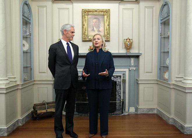 Хилари Клинтън с колега министър