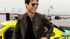 Том Круз позира с кола на НАСКАР