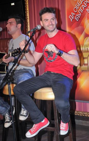 Тома в свои води