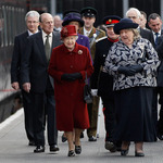 Кралица Елизабет Втора и съпругът й принц Филип на жп гарата в Ливърпул