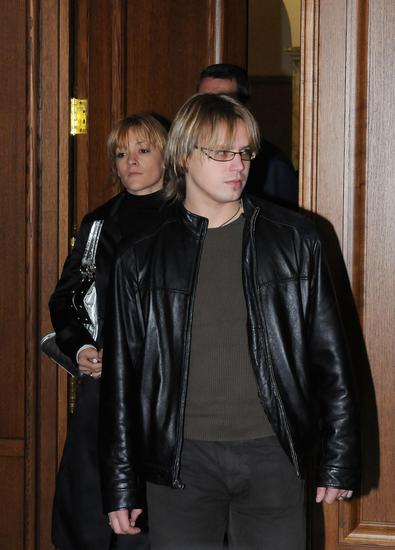 Максим Стависки и Албена Денкова влизат в съдебната зала