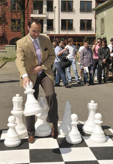 Гросмайстор Веселин Топалов прави първия ход с белите фигури