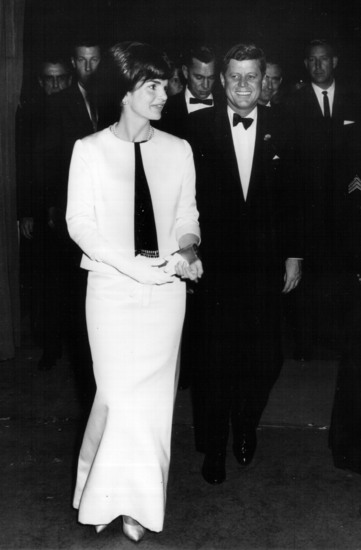 Президентът Кенеди и първата дама на церемония във Вашингтон
