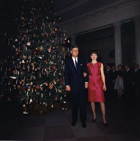 Джон Кенеди и Джаки до коледната елха в Белия дом