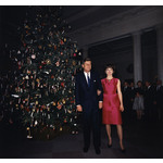 Джон Кенеди и Джаки до коледната елха в Белия дом