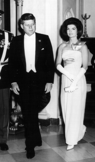 Джаки във вечерна рокля, президентът - във фрак, януари 1963