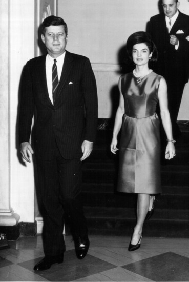 Джаки и Джон Кенеди на церемония в Белия дом, февруари 1963