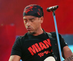 Ерос Рамацоти по време на концерт в Милано