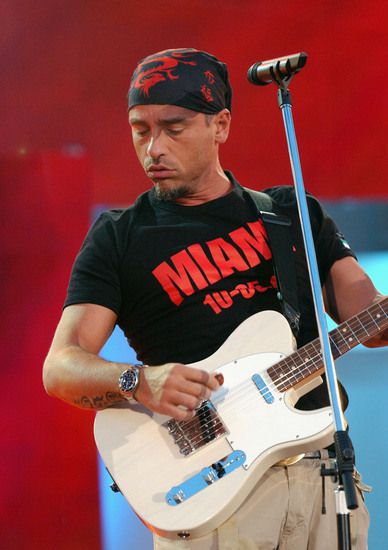 Ерос Рамацоти по време на концерт в Милано