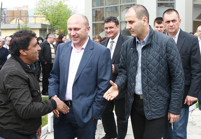 Симпатизант се радва на вътрешния министър Цветан Цветанов