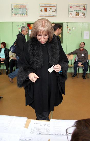 Цецка Цачева гласува в Плевен