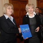 Председателят на парламента Цецка Цачева прие подписката от изкуствоведа Анжелика Цокова