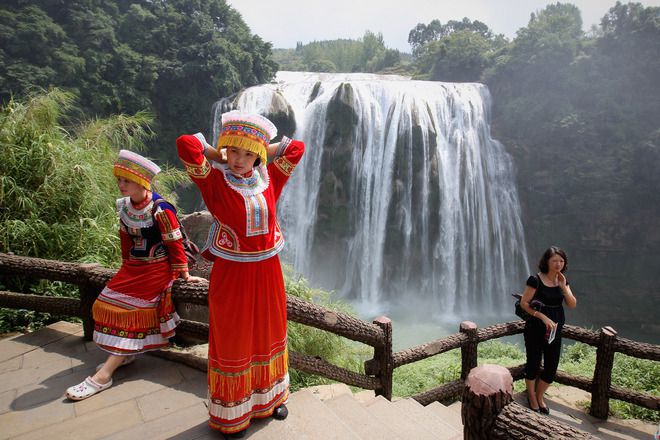 Туристи при водопада Хуангуошу