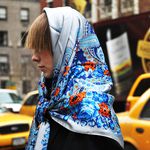 Вика Казийска с шал на главата