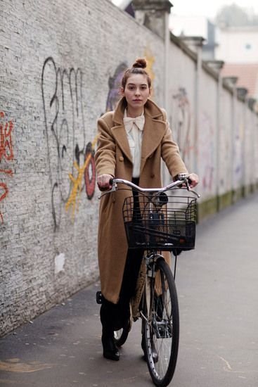 Момичето с колелото