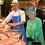 Елизабет Втора на рибния пазар