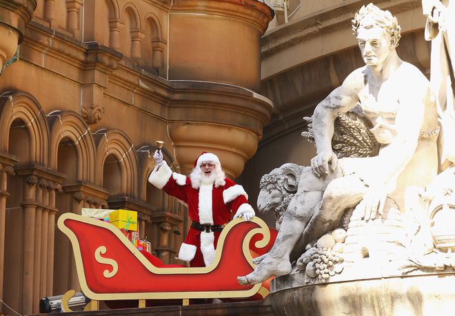 Дядо Коледа на покрива