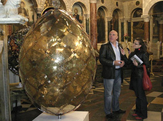 Двуметрово великденско яйце