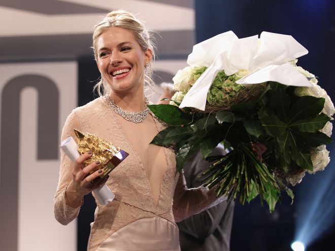 Сиена Милър на благотворителна галавечер