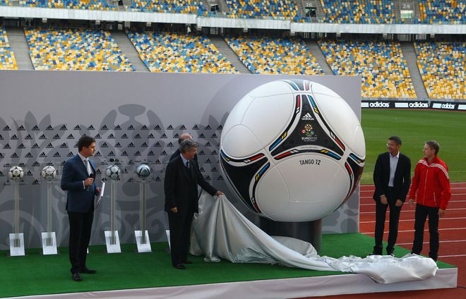 Официалната топка за Евро 2012