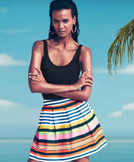 черен топ; пола на цветно райе