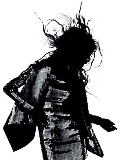 Магдалена впечатлява в тъмни и блестящи облекла