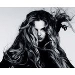 Дрехите са на Alexander McQueen, Gareth Pugh и David Koma