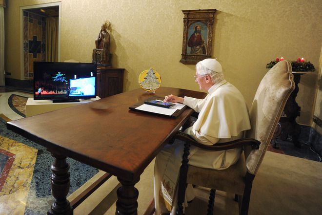 Папа Бенедикт XVI с таблет