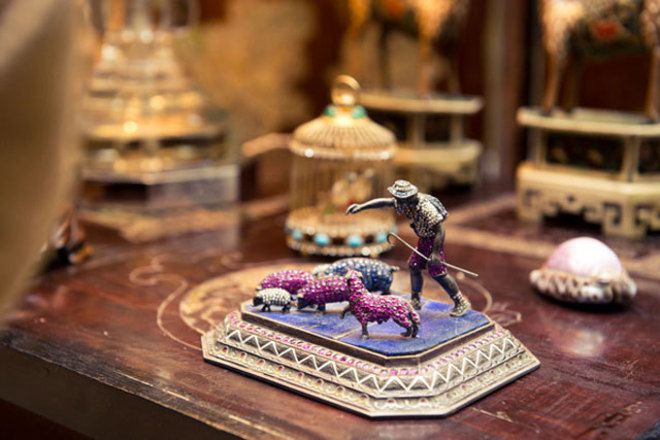 Детайлите - скъпоценни камъни