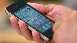 човек използва iphone