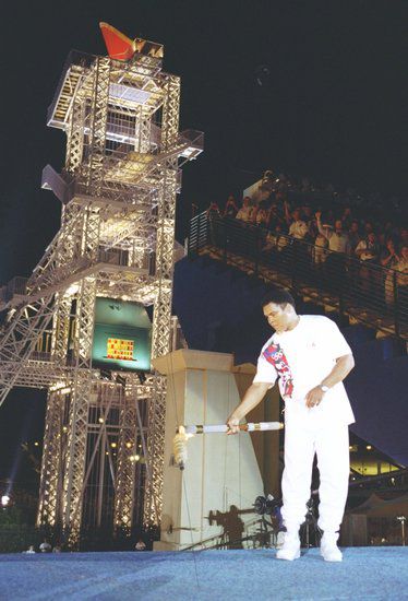 Мохамед Али с олимпийския огън