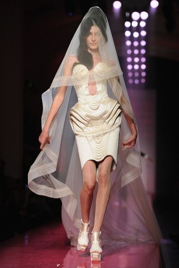 Почит към Ейми Уайнхаус с висша мода от Готие