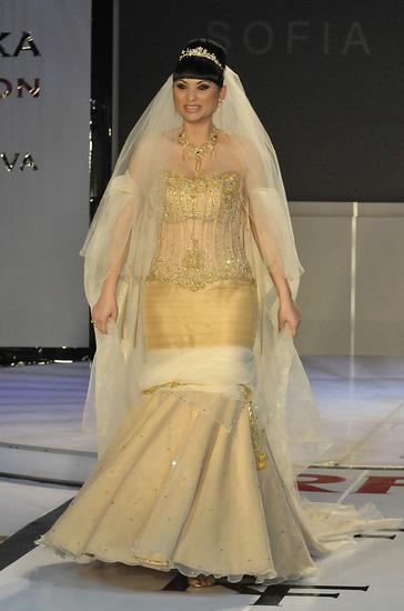 Софи Маринова в сватбена рокля