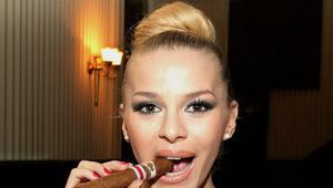 ДесиСлава с пура в уста