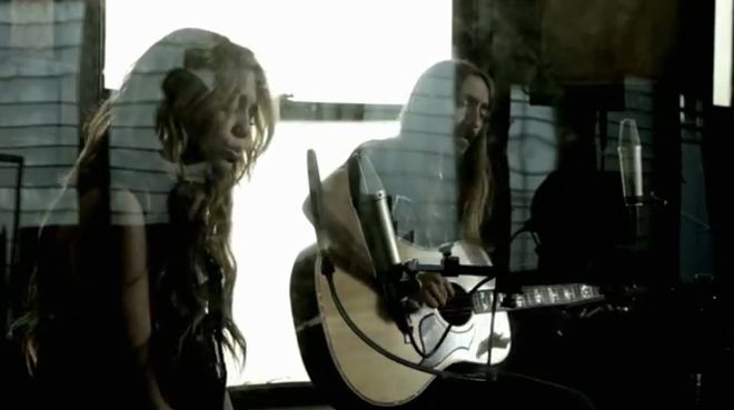 Майли Сайръс пее Боб Дилън