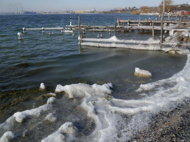 Варненското езеро в ледена хватка
