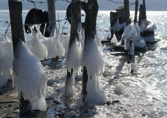 Ледени фигури край брега