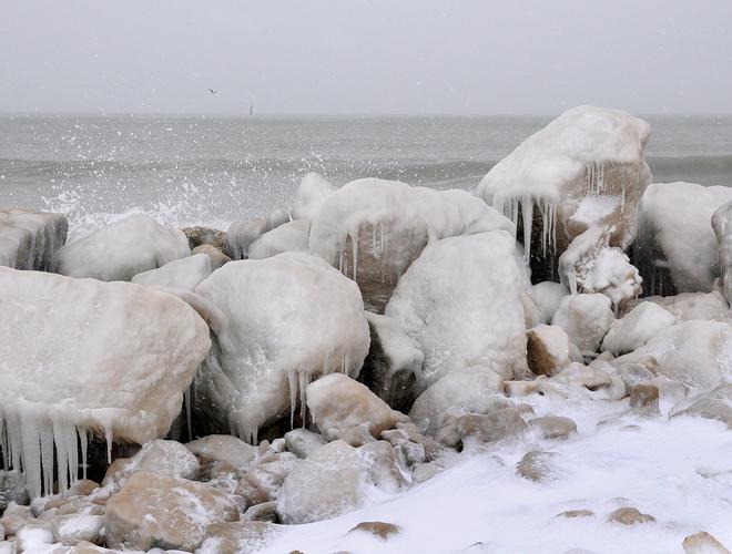 Ледени пейзажи край морето