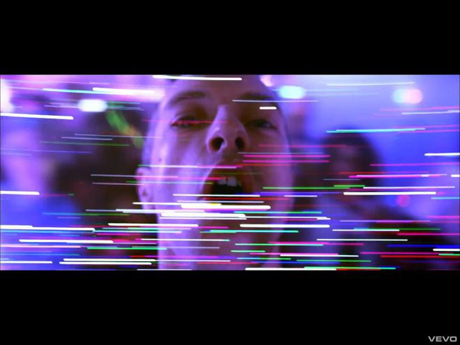 Крис Мартин във видеото на Charlie Brown