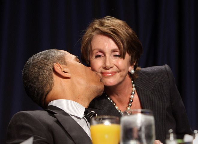 Барак Обама целува съпартийка