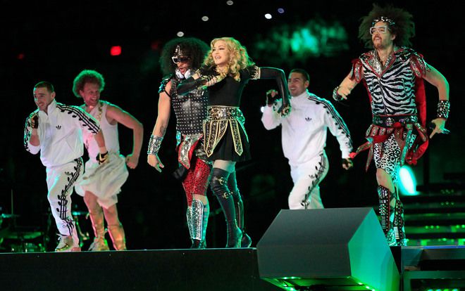 Мадона, LMFAO и акробатите