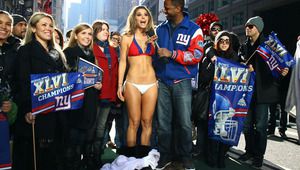 Тв водеща се разсъблича на "Таймс скуеър"