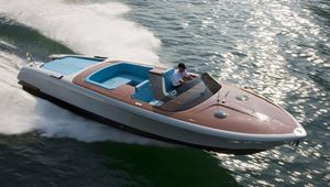 Яхтата Riva Aquariva