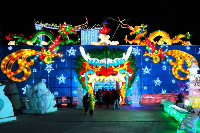 Китайски фенери и снежни фигури