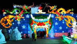 Китайски фенери и снежни фигури