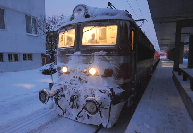 Тежката зимна обстановка причини хаос в железниците