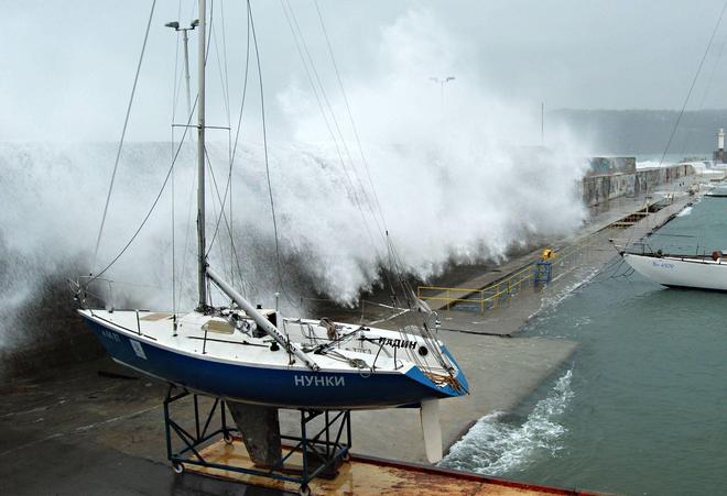 Варна: Силен вятър и огромни вълни